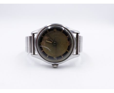 A GENTS ZENITH PILOT SWISS MADE WATCH ON AN EXPANDING STAINLESS STEEL FIXO-FLEX STRAP, CASE NUMBER 8491637.  