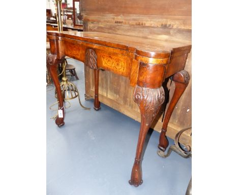 AN ANTIQUE AND LATER WALNUT GAMES TABLE IN THE EARLY GEORGIAN STYLE WITH CARVED CABRIOLE LEGS, MARQUETRY INLAID PANELS AND TO
