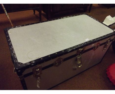 Large travelling trunk 