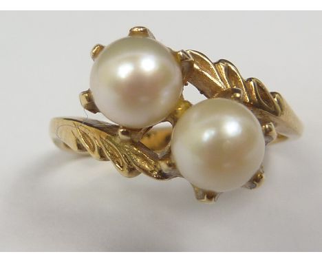 9ct gold cultured pearl cross-over ring.