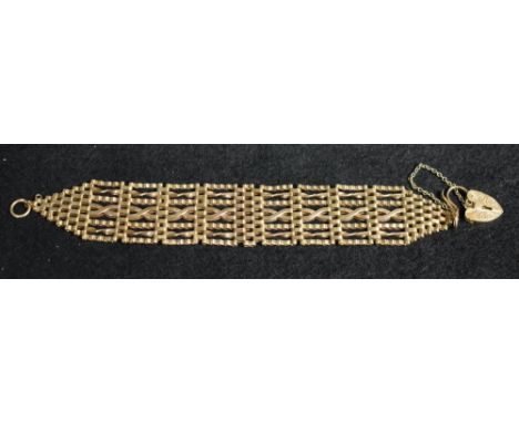 A fancy link 9ct gold gate bracelet, padlock clasp, 30.5g gross