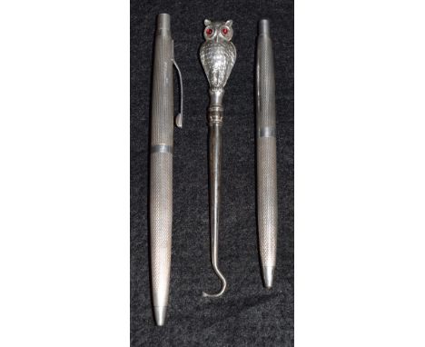 A silver two piece ballpoint pen set, engine turned lattice bodies, William H Manton, Birmingham 1978;  an Edwardian silver O