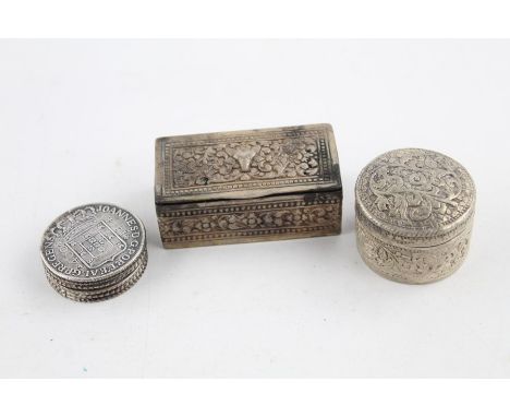 3 Assorted vintage 800 and 925 silver trinket boxes Inc ornate (121g) Items are in vintage condition signs of age and use Ite