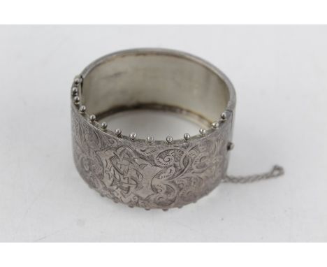 Fully hallmarked Victorian bangle, approx. 6cm hinge to clasp; 3.5cm wide In worn, antique condition