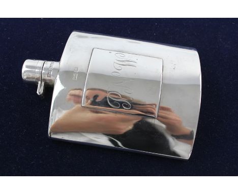 Vintage gents .925 sterling silver hip flaskhallmarked sheffield 1923Maker - Walker and HallDimensions - 13cm x 10cm Item is 
