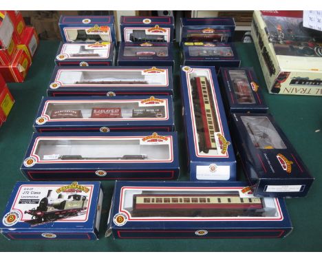 BACHMANN GROUP OF OO GAUGE COACHES, GOODS WAGONS AND TANK LOCOMOTIVE, UNTESTED 
