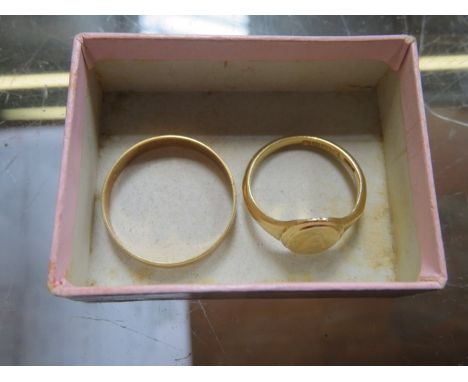 18ct WEDDING BAND AND 18ct SIGNET RING 