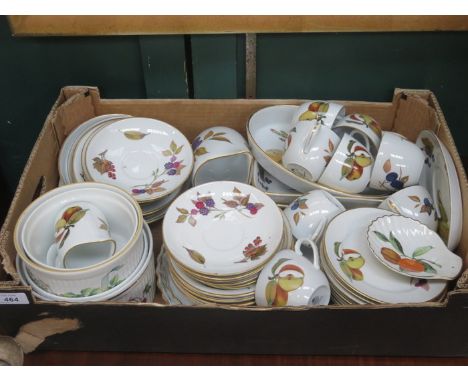 PARCEL OF ROYAL WORCESTER EVESHAM DINNERWARE 