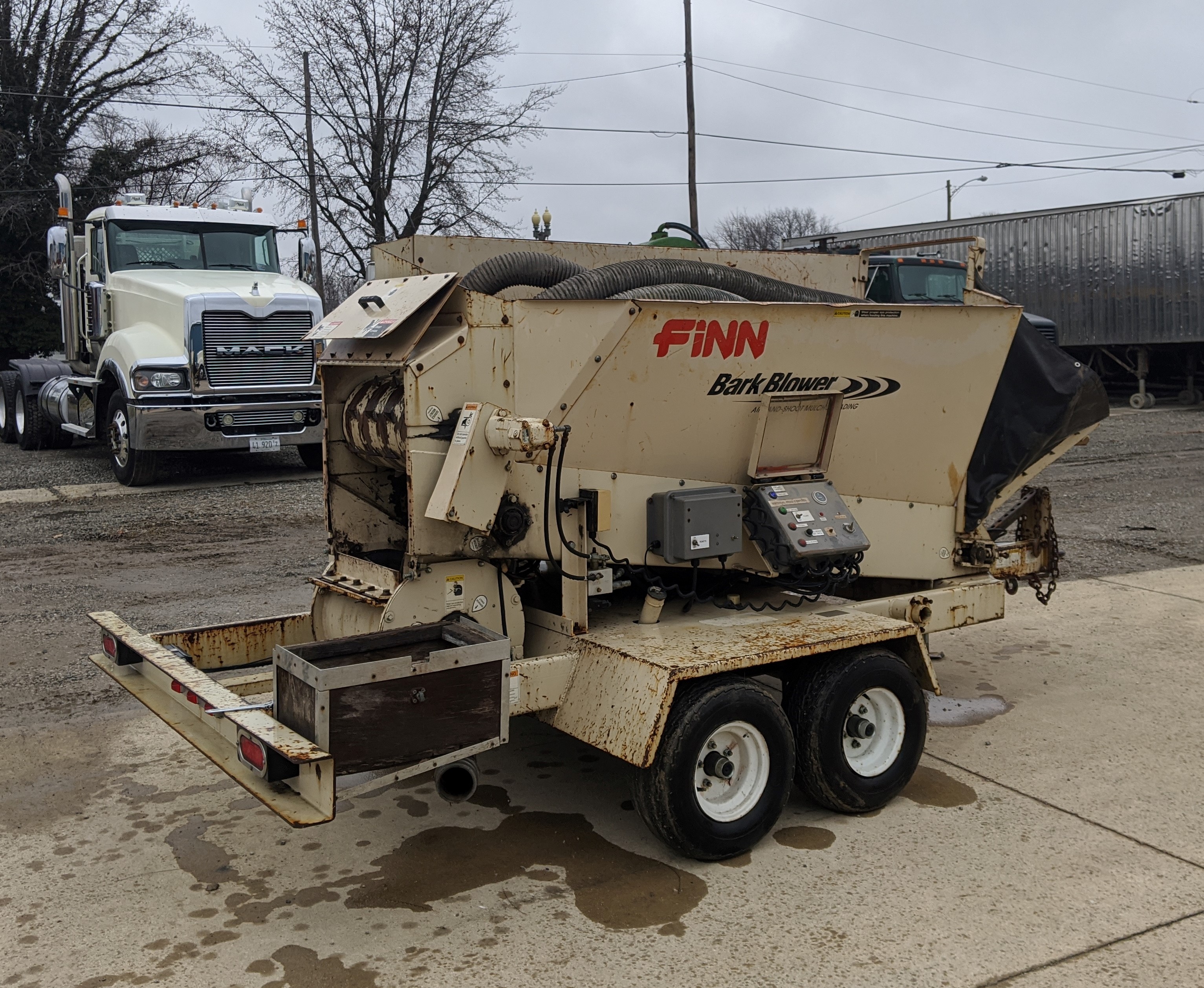Finn Model AEM302 Aim & Shoot Bark Blower/Mulch Spreader, Remote