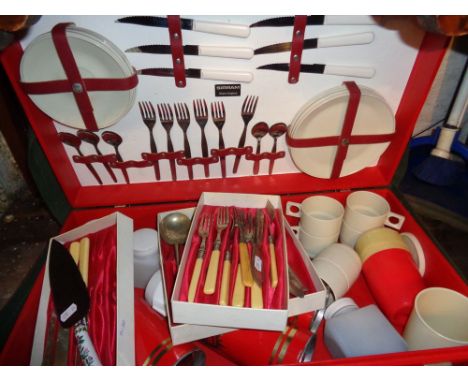 A Sirram picnic case with linen cover