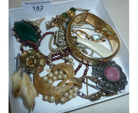 Assorted vintage brooches and gold tone costume jewellery