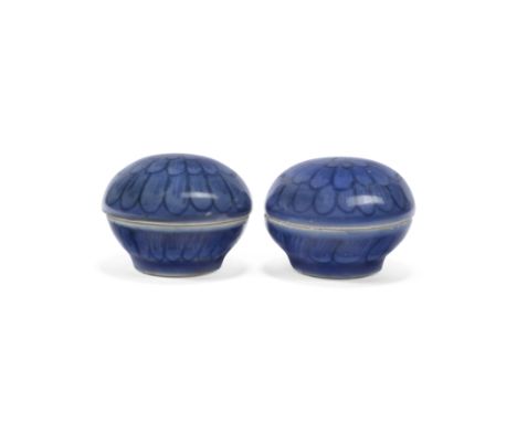 A pair of small Chinese ‘Hatcher Cargo’ blue and white boxes and coversMid 17th century Each painted with chrysanthemum to th