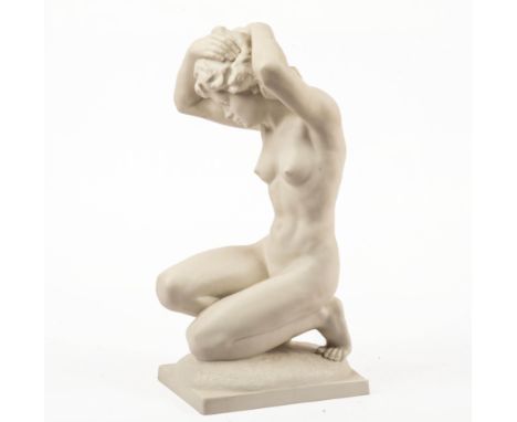 Große Hutschenreuther Skulptur BADENDE Bisquitporzellan weiß. Im Sockel Pressmarke K. Tutter. H.: 52 cm.
