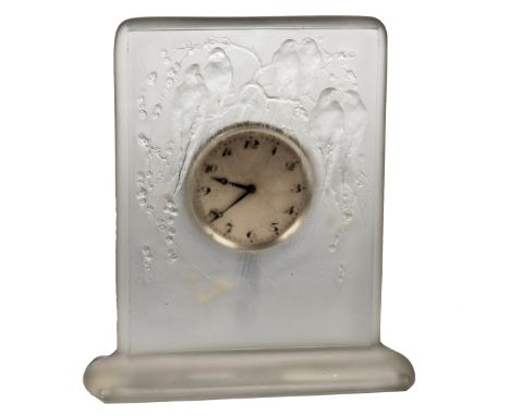 Lalique, Art Déco Tischuhr um 1930 Farbloses Glas in Form gegeben, Relief mit Sittichpärchen, Brequet Uhrwerk / Handaufzug. H