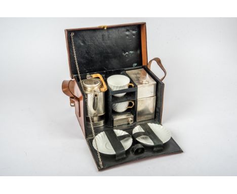 Picknick Tee Set im Lederkoffer Tee Set für zwei Personen, bestehend aus 2 Tassen, 2 Untertassen. Teekanne mit Stövchen, 1 Sp