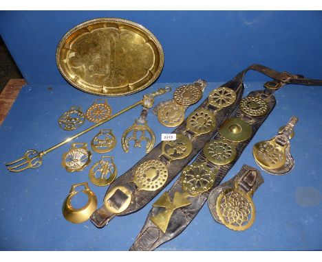 A small quantity of horse brasses, some on leathers, brass tray and toasting fork.