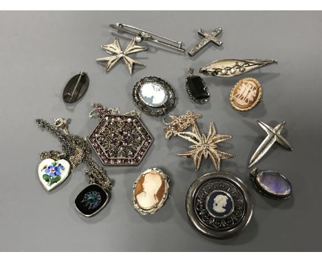 A collection of silver jewellery including enamel heart (16)