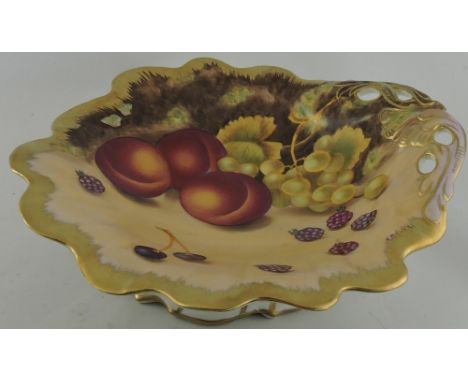 A ceramic bowl in the Worcester style. 