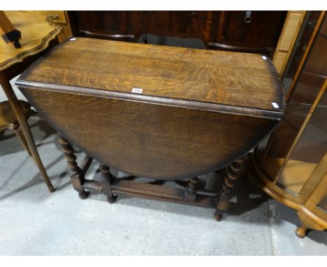 An Early 20th Century Polished Oak Gate Leg Table                               