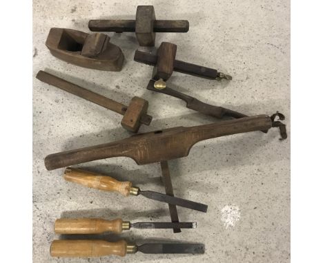 A collection of vintage wooden tools. Comprising; small block plane, grannies tooth, 2 mortice gauges, marking gauge, spoke s