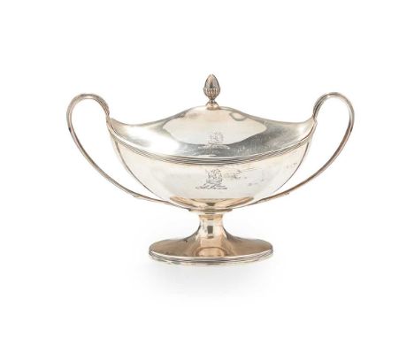 Of traditional form, engraved with a crest of a collared lion's head, on an oval reeded foot, the cover with an acorn finialW