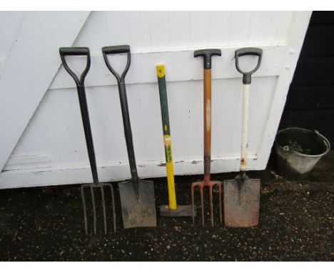 2 Shovels, 2 forks and an axe&nbsp;