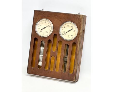 A vintage Cambridge industrial barometer. 29x37cm 