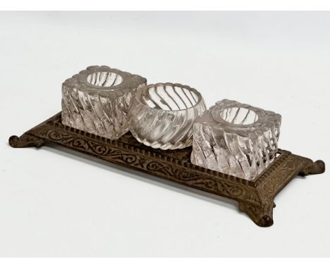 A Victorian desktop inkwell with cast iron base. 27.5x13cm 