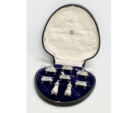 A large cased silver condiment set. Birmingham 1919. 295 grams without liners. Case measures 27x29cm 