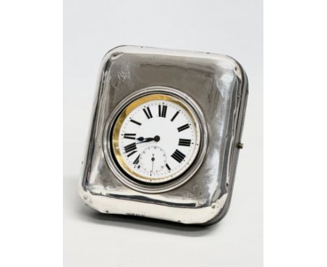 An early 20th century travelling clock in silver case. Birmingham, 1922. 10x12cm 