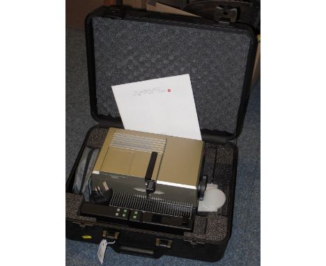 Leica P300/P slide projector in original plastic case with instructions.