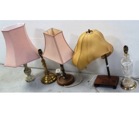 Five various table lamps to include brass examples and a glass lamp (5).