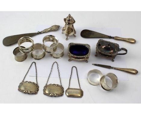 Five hallmarked silver napkin rings to include a pair of engine-turned examples and three non-matching napkin rings, various 
