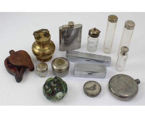 A mixed lot of metalware and electroplated items to include flasks, trinket boxes and scent bottles etc.