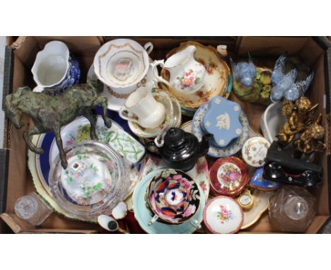 A quantity of ceramics to include Shelley cups and saucers, Royal Worcester, floral painted Aynsley teaware etc.