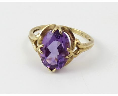 A 9ct gold ladies' dress ring set with oval amethyst-coloured stones and filigree shoulders, size S, approx 3.1g. 