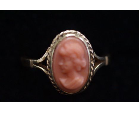 9ct Gold Cameo Ring (possibly Coral) - Size M