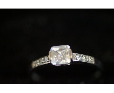 9ct white gold ring