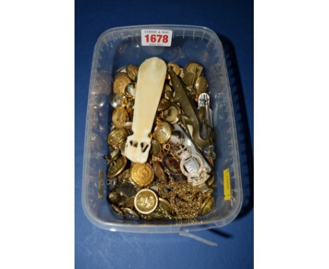 A collection of military badges and buttons; together with a mother of pearl handled folding fruit knife; and a bone shoe hor