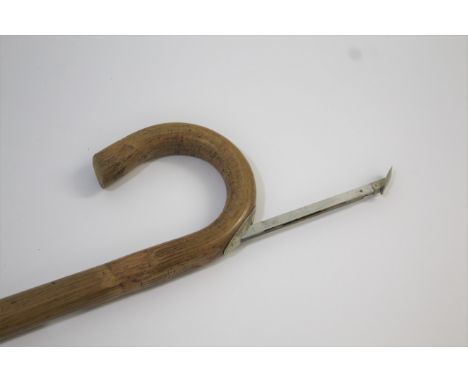 HORSE MEASURING WALKING STICK with a bamboo shaft, with an internal measure of up to 16 hands. 92cms long