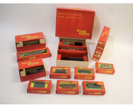 TRIANG HORNBY 00 GAUGE LOCOMOTIVES &amp; ROLLING STOCK a large collection of various boxed items including R52 Tank Loco 4760