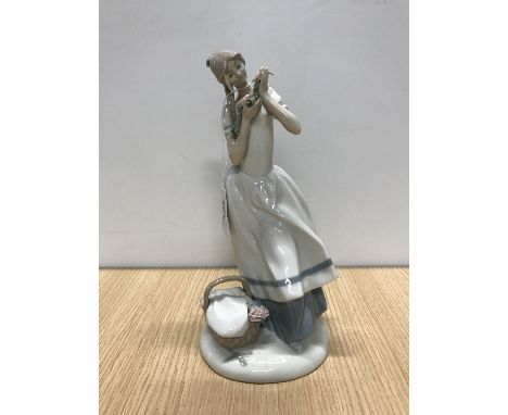 LLADRO FIGURINE CARNATION MAIDEN (LIMITED EDITION)