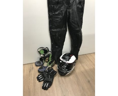 1 LARGE BAG MOTORBIKE GEAR INCLUDING HELMET