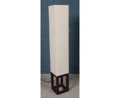 A modern floor standing lamp. (126cm).  