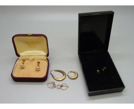 A pair of 9ct gold and Lotus pearl screw back earrings, a single 9ct gold earring and yellow metal earrings, total weight 4.1