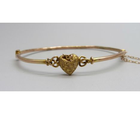 A Victorian 9ct gold bangle, 3g, fastener a/f 