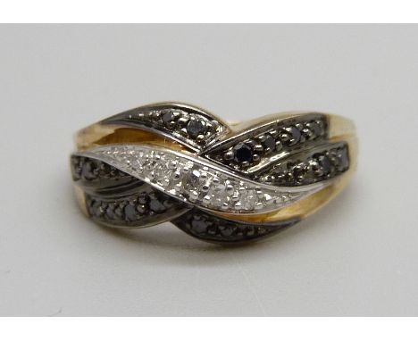 A 9ct gold and diamond ring, 3.4g, R 