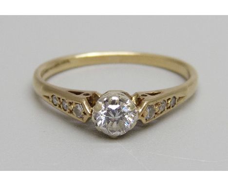 A 9ct gold, diamond solitaire ring with diamond shoulders, 1.5g, K 