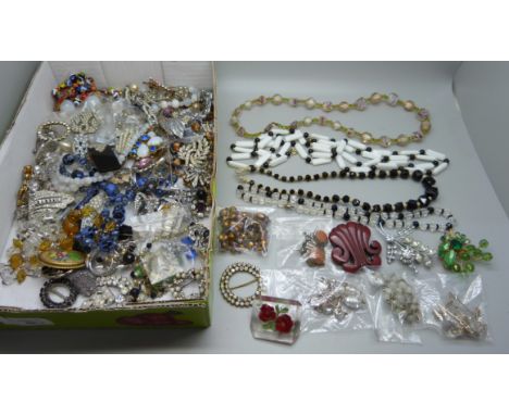 A collection of vintage costume jewellery 