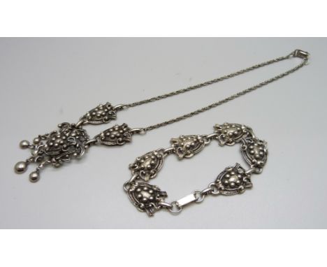 A vintage Jewelcraft necklace and bracelet 